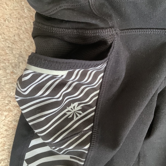 ATHLETA cropped capri leggings with black and white pattern and pockets sporty - Picture 5 of 9